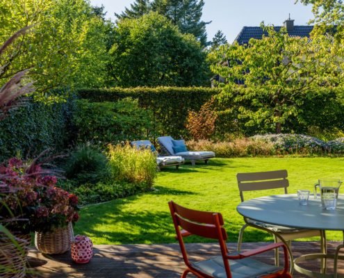 Hausgarten mit Rasenfläche und zwahlreichen Stauden