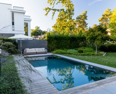 Pool im Hausgarten am Tag, Umrandung aus Holz