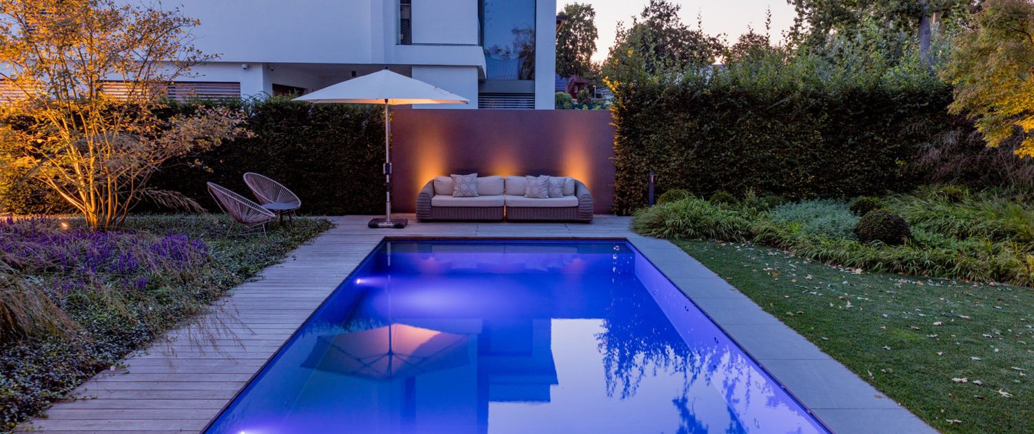 Pool mit stimmungsvoller Abendbeleuchtung