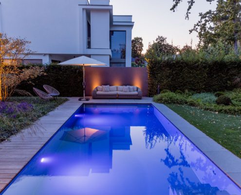 Pool mit stimmungsvoller Abendbeleuchtung
