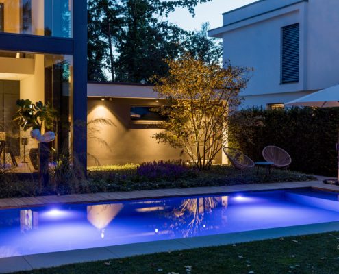 Pool mit einer Abendbeleuchtung