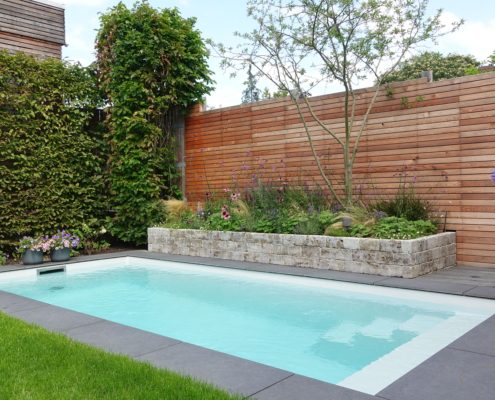 Minipool, Natursteinkübel im Hintregrund