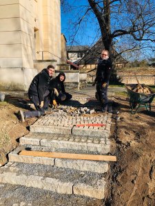 Dorfkirchlein Eiche Azubibaustelle Treppenaufgang 02 2020