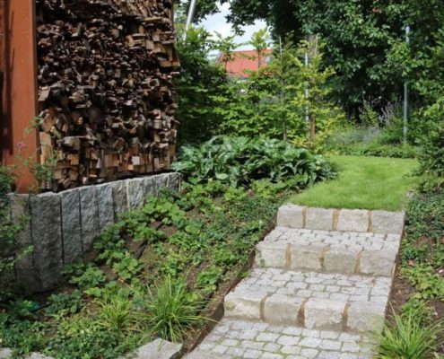 rückwärtiger Garten, Eingang Eingang eines rückwärtigen Gartens, Steintreppe