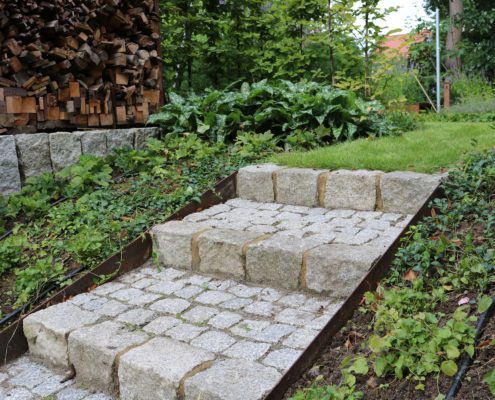 Höhenunterschied im Garten, Stufen aus Naturstein Höhenunterschied im Garten, Stufen aus Naturstein