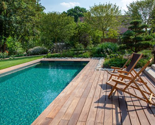 Hausgarten mit Pool und Holzterrasse