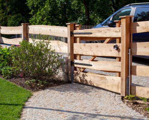 Pflasterweg und Gartentor aus Holz Pflasterweg und Gartentor aus Holz