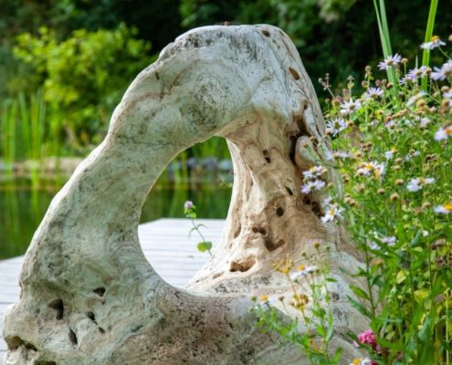 Ein Findling, integriert in die Stauden