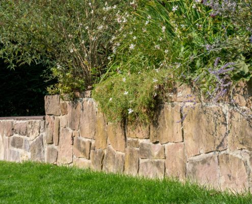 Beet aus Naturstein als Höhenabfang Beet aus Naturstein als Höhenabfang