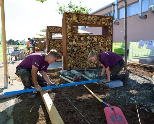 junge Personen auf einer Gartenbaustelle