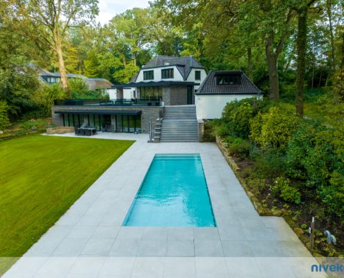 Ein Pool mit flexibler Wassertiefe, Natursteinplatten Terrasse