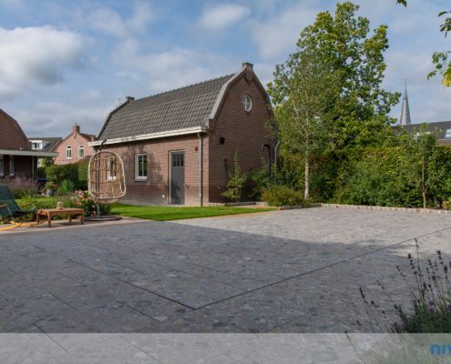 Motion Pool mit flexibler Wassertiefe, Terrasse aus Naturstein
