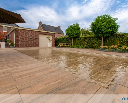 EIn Pool mit flexibler Wassertiefe, Terrasse aus Naturstein