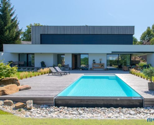 ein Überlaufpool vor einem Einfamilienhaus