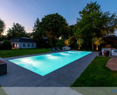 NIVEKO Skimmer Invisible Ein Fertigpool mit Abendbeleuchtung