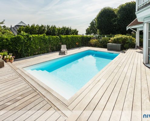 NIVEKO-Pool, umgeben von einer Holzterrasse