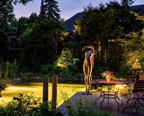 Eine Frauenskulptur am Schwimmteich