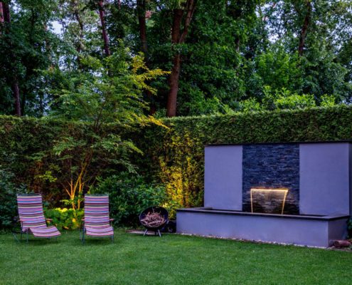 Wasserspiel mit Effektbeleuchtung im Garten Wasserspiel mit Effektbeleuchtung im Garten