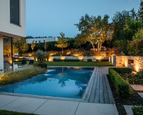 Pool im Garten mit Abendbeleuchtung Pool im Garten mit Abendbeleuchtung