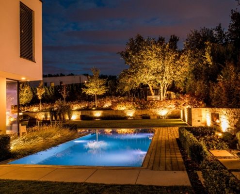 Abendbeleuchtung im Garten und Pool Garten und Pool stimmungsvoll beleuchtet am Abend