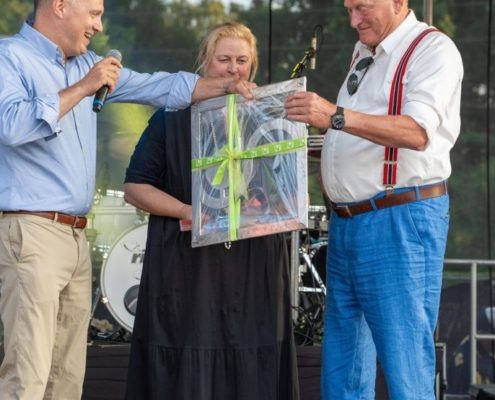 FGL-Vorstandsvorsitzender Thorsten Dremel mit Sabine und Jens Biewendt