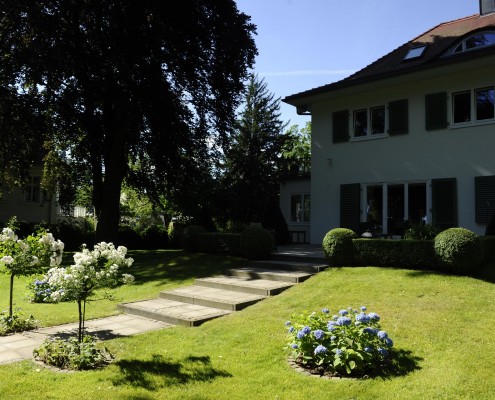 Natursteinpflasterung im Garten