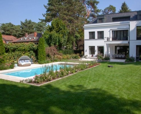 ein großer Hausgarten mit einem Pool