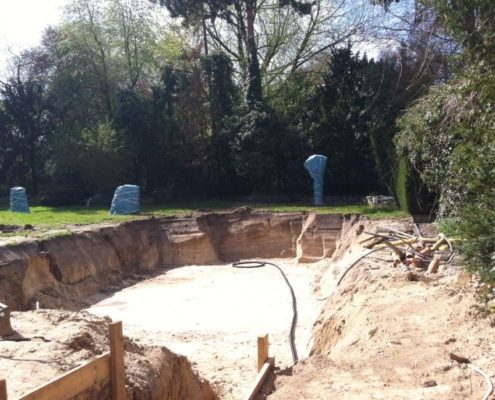 Erdarbeiten in einem Hausgarten