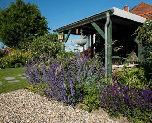 Carport im pflanzreichen Garten