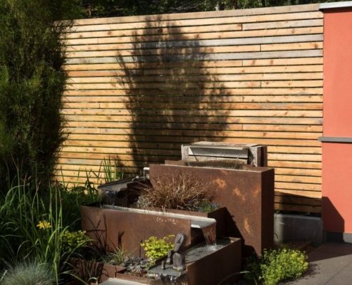 Wasserspiel aus Corten-Stahl in einem Garten
