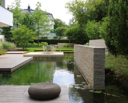 Stadtvilla mit Schwimmteich Stadtvilla mit Schwimmteich und Holzterrasse