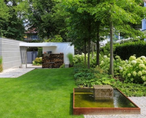 Wasserspiel und Gehölzsolitäre als Blickpunkte Wasserspiel und Gehölzsolitäre