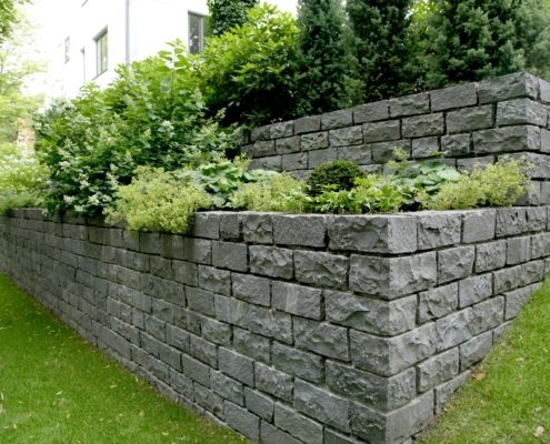 Garten mit Höhenunterschieden – abgefangen durch Natursteinmauern Garten mit Höhenunterschieden – abgefangen durch Natursteinmauern