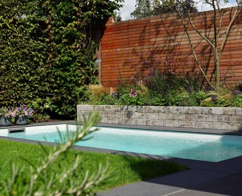 Minipool Matchpool, Sichtschutz aus Holz im Hintergrund