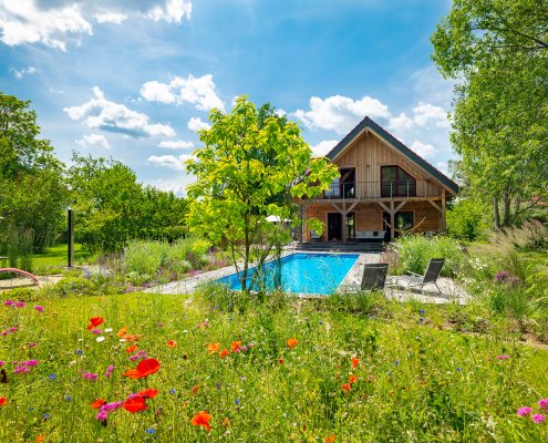 Naturnaher Garten mit Pool