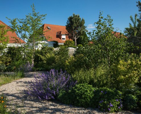 Gartenweg aus Kies