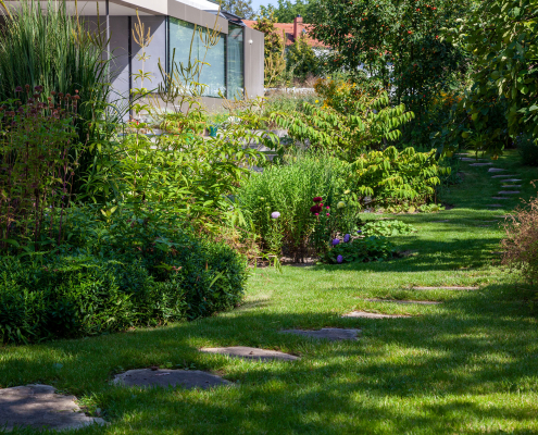 Gartenweg, Rasenfläche mit blühenden Stauden