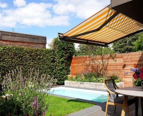 Minipool im Hausgarten, Sonnensegel im Vordergrund