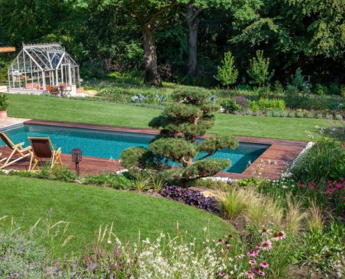 Hausgarten mit Living Pool und Terrasse
