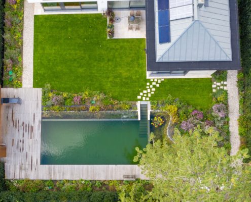 Hausgarten mit Schwimmteich von oben Luftaufnahme - Hausgarten mit Schwimmteich