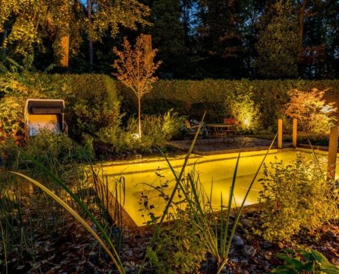 Schwimmtiech beleuchtet am Abend