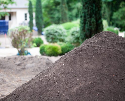 Erdarbeiten auf einer Baustelle im Garten
