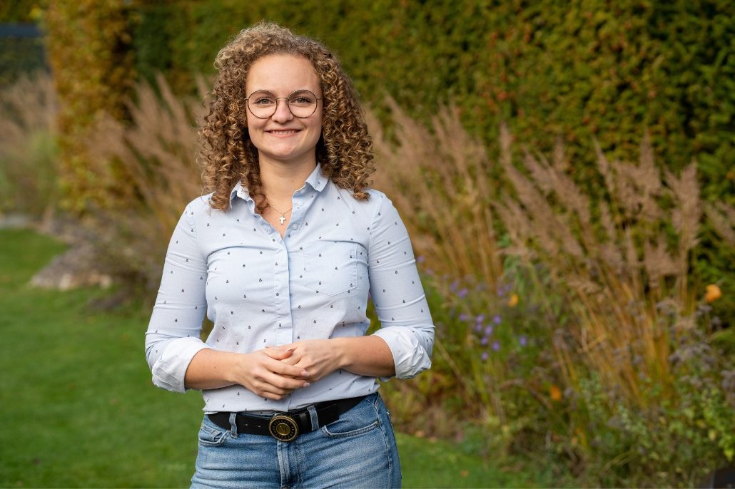 Eine junge Frau auf dem Bild, Garten im Hintergrund