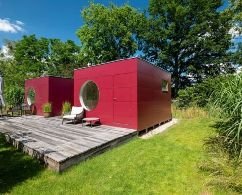 rote Pavillons mit Holzterrasse im Garten