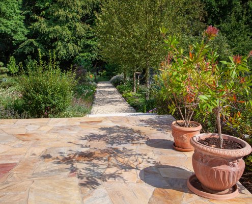 Natursteinterrasse Pflanzen im Garten