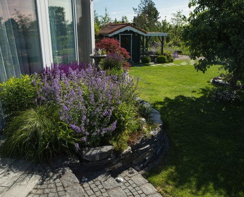 Terrasse und Hochbeet mit Pflanzen