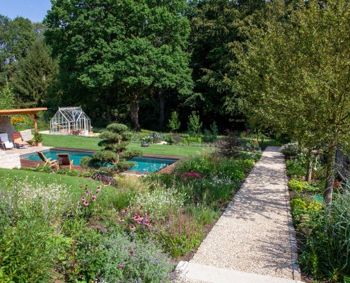 Pflanzreicher Garten mit Schwimmteich