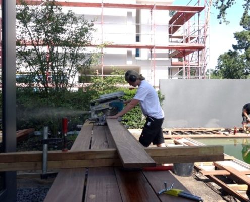 Bau einer Holzterrasse am Pool Lanschaftsgärtnerin baut eine Holzterrasse