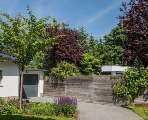 Einfahrt im Garten mit Sichtschutz aus Holz