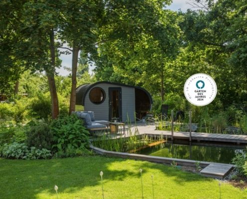 Ein Schwimmteichgarten mit Sauna Saunahaus am Schwimmteich